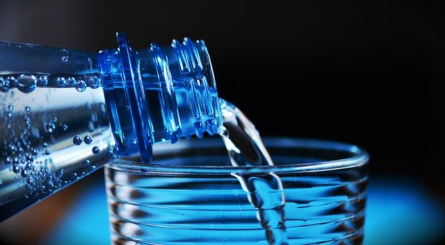 plastic-mikroplastik-flasche-trinkwasser