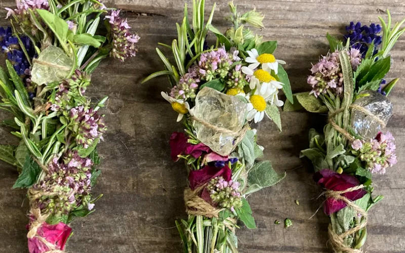 Räucherstäbchen Workshop – aus frischen Kräutern