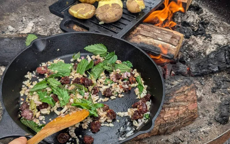 Wildkräuterküche am offenen Feuer